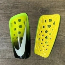 Футбольні щитки Nike Mercurial Lite
