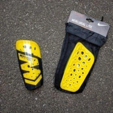 Футбольні щитки Nike Mercurial Lite